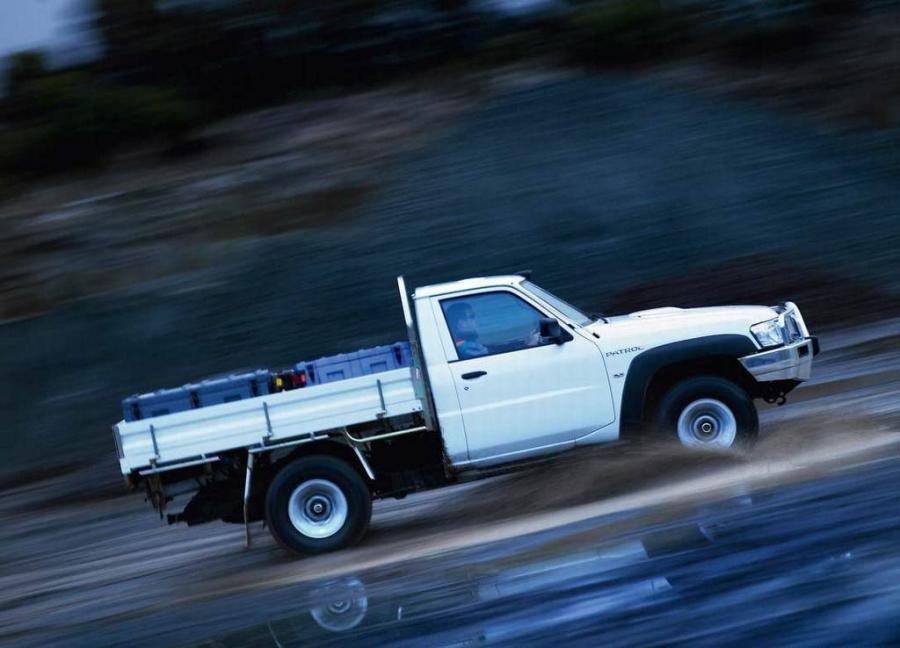  Nissan Patrol Cab Chassis 2004 года  (фото 2 из 3)